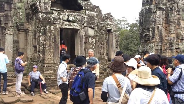 Angkor Thom - The famous face at Bayon Temple. смотреть онлайн