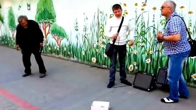 Дедуля жжот // Бутырка - Зеркалом блестит река смотреть онлайн