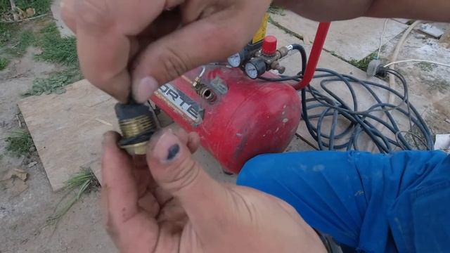 Травит воздух из компрессора, ремонт на коленке из подручных средств. смотреть онлайн