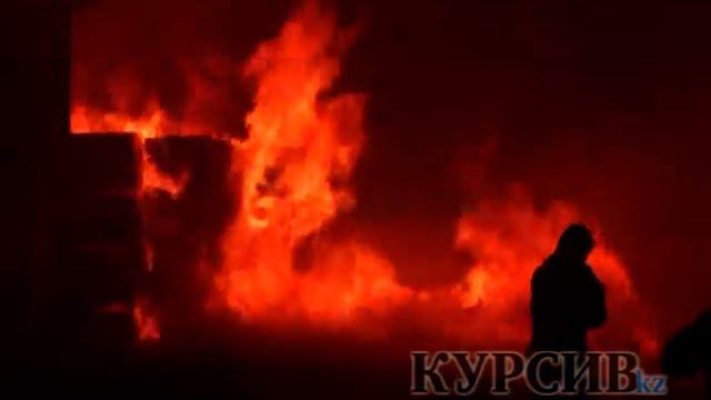 Крупный пожар произошел на строительном базаре в Алматы смотреть онлайн