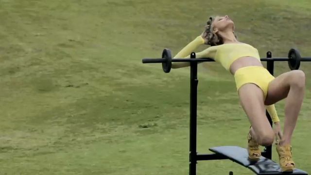 Anna Selezneva substitui Freja Beha na campanha da Santa Lolla смотреть онлайн