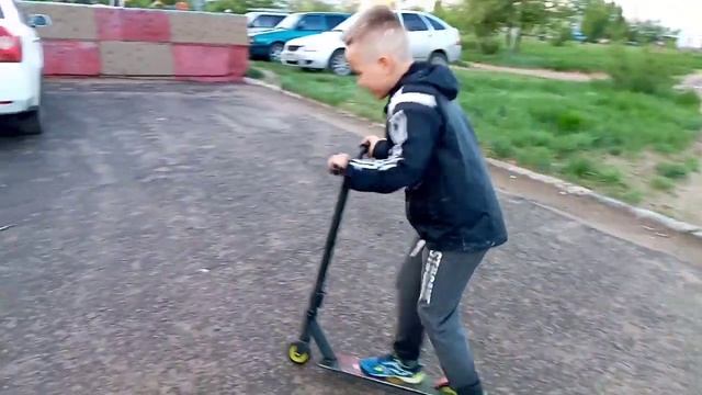 ОБУЧАЮ 2 НОВИЧКОВ КАТАТЬ НА САМОКАТЕ| смотреть онлайн