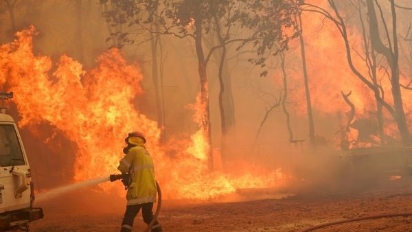 Природные пожары уничтожают дома в Нью-Мексико, США