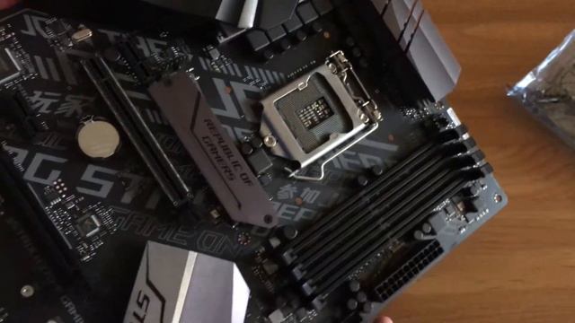 Asus ROG Strix H370-F Gaming смотреть онлайн