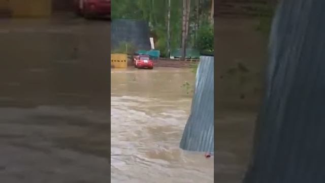 Течение несет крышу дома в паводок смотреть онлайн