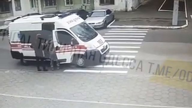 Раздают повестки даже на скорых в Одессе. смотреть онлайн