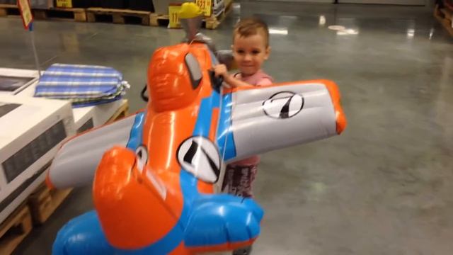 Надувной Самолёт смотреть онлайн