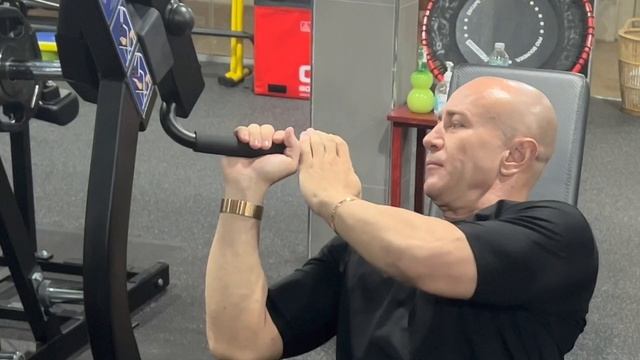 Жим в тренажере на плечи свободный вес хаммер смотреть онлайн