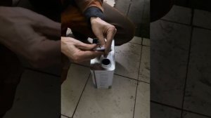 Простой способ открыть канистру с маслом.