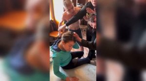 ПОДРУГА СХВАТИЛА ИРИШКУ ЧИКИ ПИКИ ЗА ВОЛОСЫ ОЛЕГ МОНГОЛ БЕЗУМНЫЙ ПАША БИТА