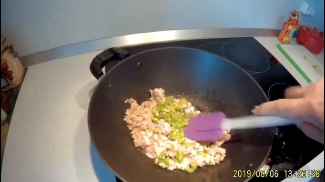 Курица с рисовой лапшой. Восточная кухня. смотреть онлайн