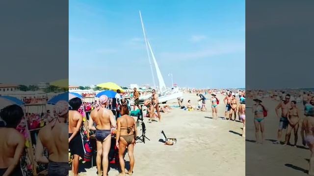Индус играет на дудочке... красиво...адриатика... смотреть онлайн