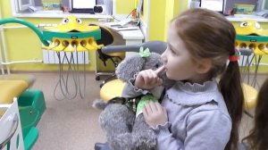 Алеся лечит зубки. Первый раз у стоматолога. Видео для детей.