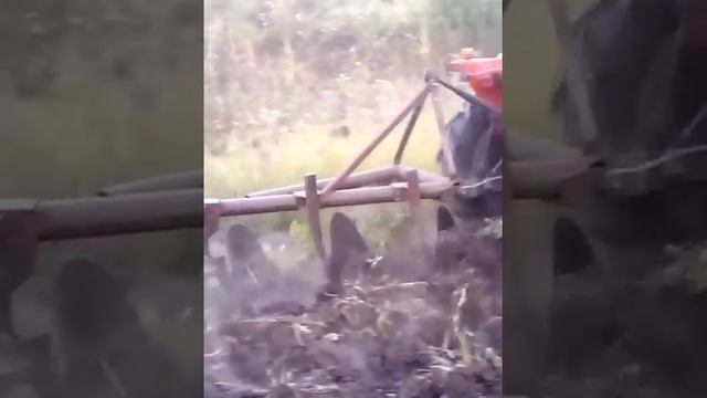 Вспашка целины самодельным дисковым плугом японским минитрактором Kubota GL23 смотреть онлайн