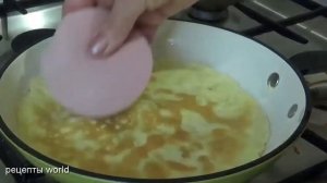 Быстрый завтрак из лаваша с начинкой на сковороде с помидорами, сыром, ветчиной.