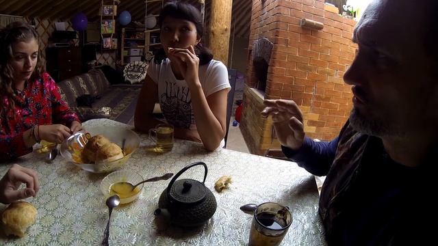 Пьём чай. Кушаем хлеб. О вегетарианстве. Русская печь.