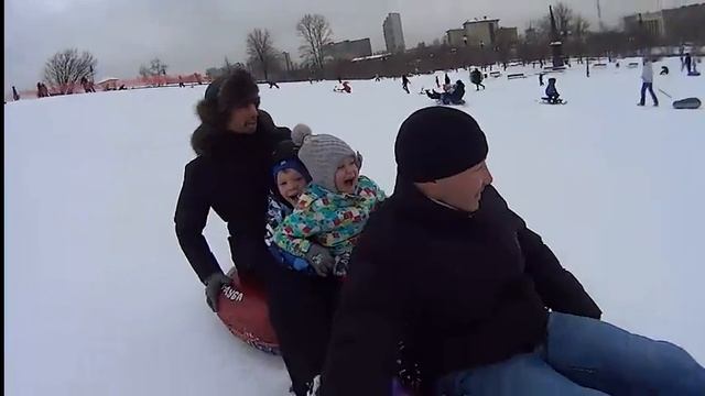 На ватрушках с горки. Прикол! Смотреть до конца! ?