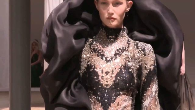 Elie Saab Couture Мода в Париже Осень 2022 Зима 2023 / Одежда, сумки и аксессуары смотреть онлайн