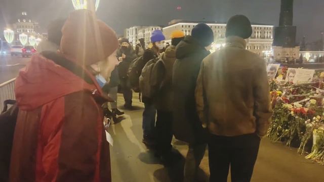 НЕИЗВЕСТНЫЙ МУЖЧИНА НА НЕМЦОВОМ МОСТУ: «У НАС БУДЕТ ДРУГАЯ РОССИЯ!!!»🙏👍🔥27.02.2021 смотреть онлайн