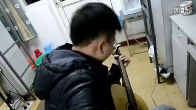 Shanghai College boy played the guitar and sang смотреть онлайн