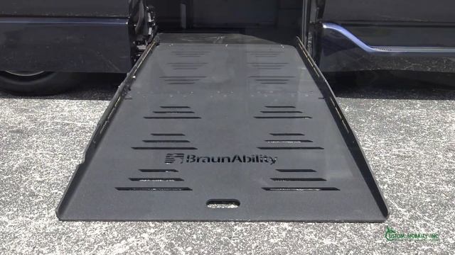 2023 Braunability Toyota Sienna with Power Folding Side Entry Ramp смотреть онлайн