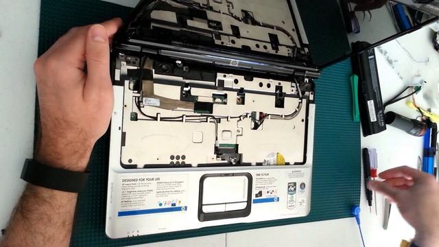 HP DV2000 Laptop - How to Remove the LCD Display Monitor Assembly смотреть онлайн