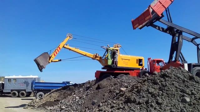 Экскаватор Татра 138 за работой!!