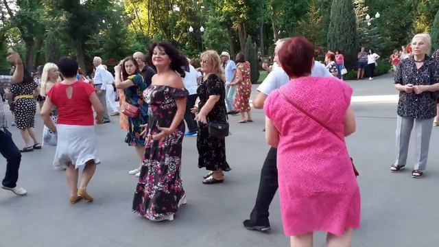 ТОПОЛЯ, ТОПОЛЯ ВСЕ В ПУХУ! ТАНЦЫ В ПАРКЕ ГОРЬКОГО ХАРЬКОВ СЧАСТЛИВЫЕ ДНИ смотреть онлайн