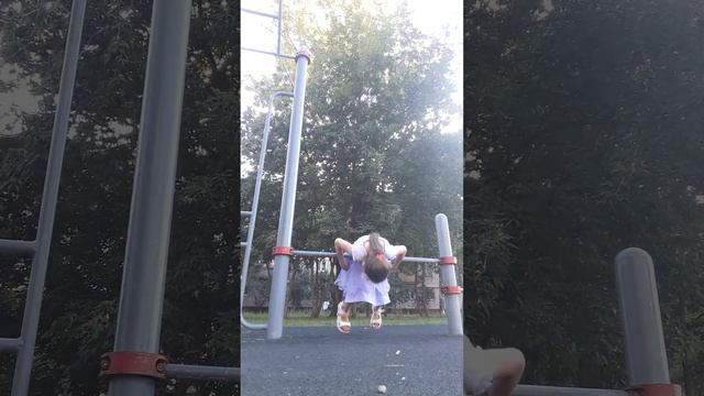 Как научиться делать кувырок на брусьях смотреть онлайн