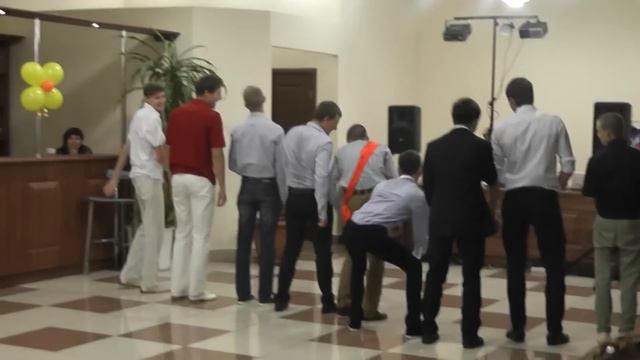 мальчики пишут "П-О-З-Д-Р-А-В-Л-Я-Е-М" пятой точкой :) смотреть онлайн