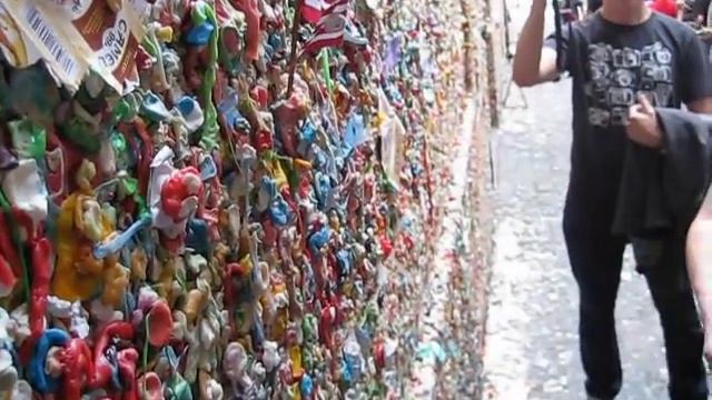 Tyler and Andrew lick the Gum Wall смотреть онлайн