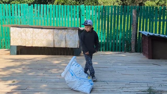 Маленький экскурсовод в большом приюте смотреть онлайн