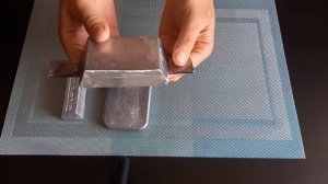 Самая лучшая защита корпуса катера от коррозии это цинковый анод.