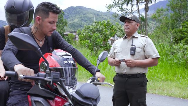 Padre policía arrestó a esta pareja de ladrones y se llevó esta gran sorpresa. смотреть онлайн