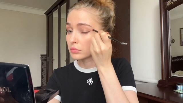 Макияж на каждый день / Растушеванная стрелка / Прическа #макияж #косметика смотреть онлайн