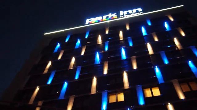 Здание отеля Отель Park Inn by Radisson в Новосибирске в ночное время смотреть онлайн