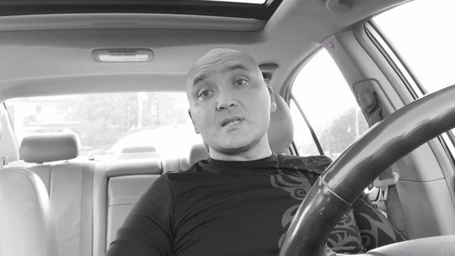 «Девочке три, она едет у папы на шее…»: Стихотворение смотреть онлайн