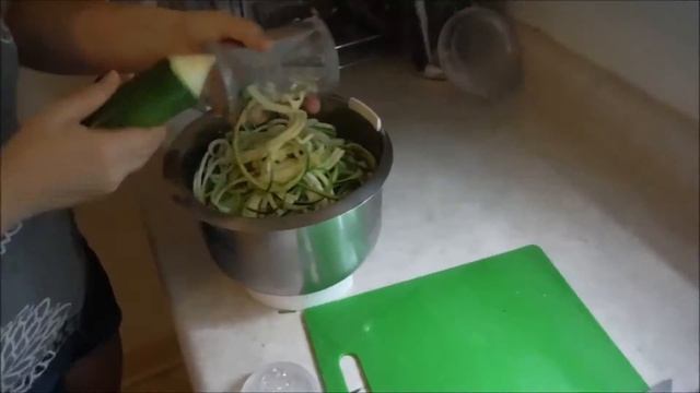 How to use a Zoodler, How to make Zoodles or Zucchini Noodles! смотреть онлайн