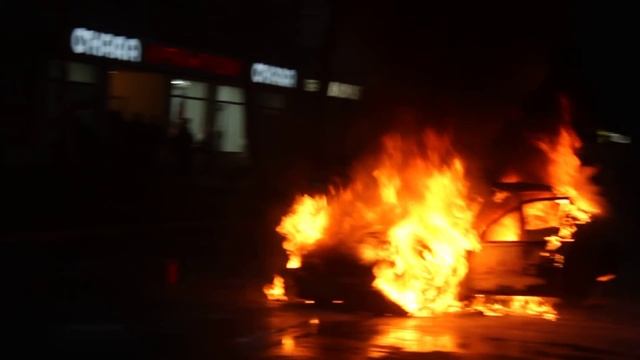 Сгорела Дэу Нексия . Ул. Республики возле Буратино. смотреть онлайн