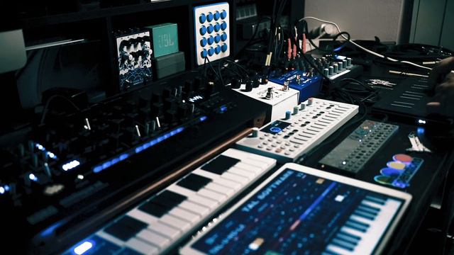 November Ambient - Minilogue XD, OP-1, OP-Z, TAL-U-NO-LX, Polymoon & Mercury7 смотреть онлайн