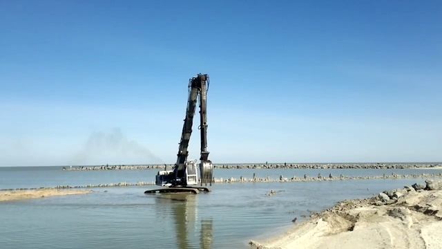 Работа экскаватора перед установкой лебедки_март2015 смотреть онлайн