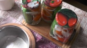 Очень простой рецепт ассорти огурцов и помидор  с   луком на зиму.