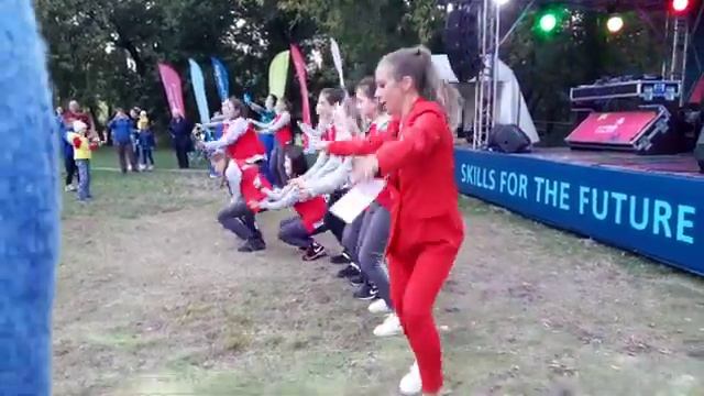 Телеведущая Первого канала Юлия Барановская станцевала с детьми в Skills-парке в Казани смотреть онлайн