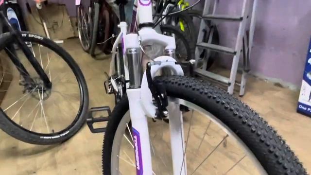 Стажёр настраивает тормоза на новом велосипеде смотреть онлайн