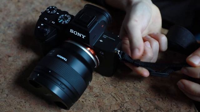 Sony A7 III - How To Attach a Shoulder Strap? смотреть онлайн
