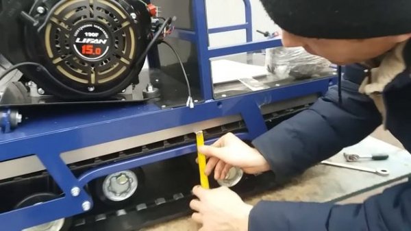 Натяжка гусеницы на мотобуксировщике Бурлак-М