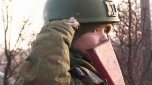 Мальчики из ЛНР встречают бойцов российскими флагами и говорят о мечте стать военными