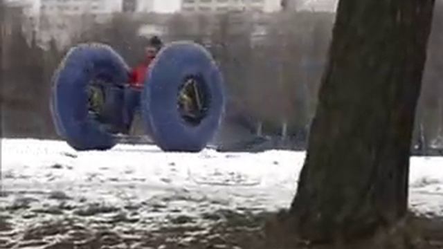 Сверхлёгкий и суперкомпактный модульный пневмоход (болотоход ) - буксировщик (2х2) 2008 смотреть онлайн