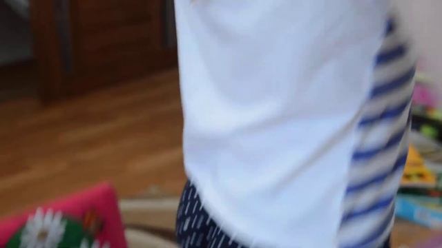 Алиса рисует часть 2. Берёт пример с сестрички. Будущий художник. смотреть онлайн