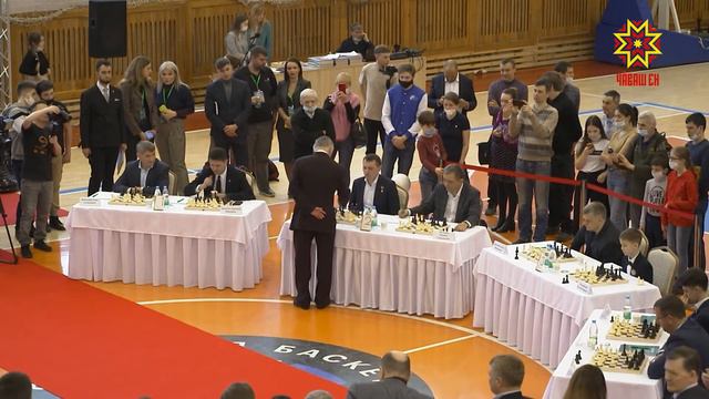 Чемпион мира по шахматам Анатолий Карпов провел в Чувашии сеанс одновременной игры смотреть онлайн
